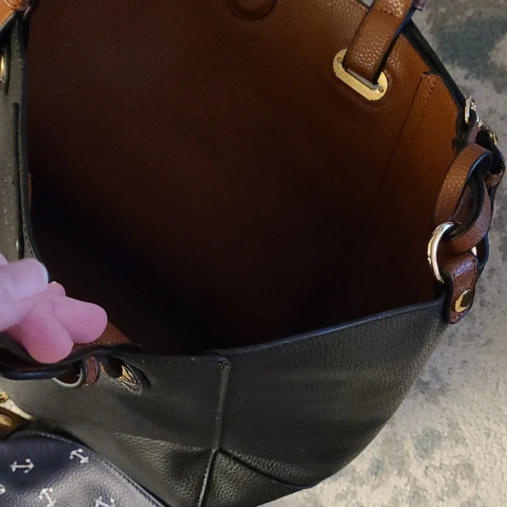 New condition vegan totes with attached coin purses and addtl matching bags - Picture 9 of 14